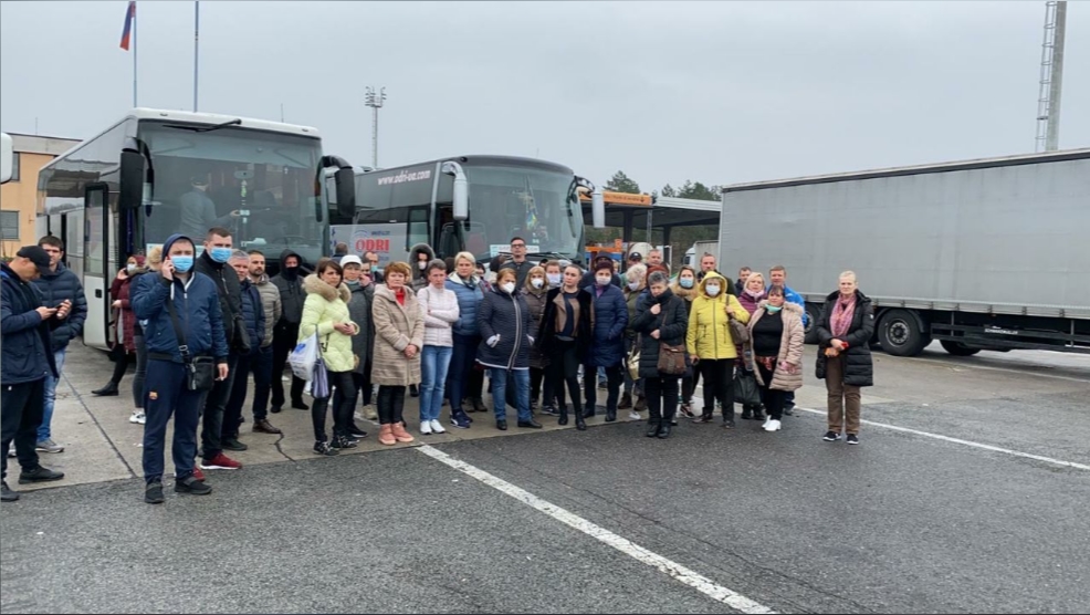 НА ІТАЛІЙСЬКОМУ КОРДОНІ ЗАСТРЯГЛА СОТНЯ УКРАЇНЦІВ, ЯКІ ПОВЕРТАЛИСЯ ДОДОМУ. ЇХ НЕ ВПУСКАЮТЬ СЛОВЕНСЬКІ ПРИКОРДОННИКИ