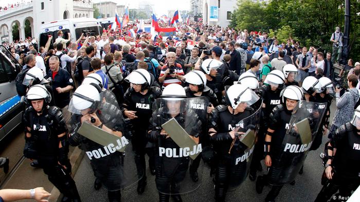 Тисячі людей на вулицях: у Берліні спалахнули масові протести через карантин (фото)
