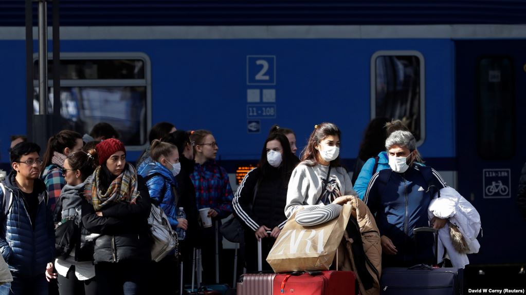 Уряд Чехії послабив карантин та дозволив виїжджати за кордон