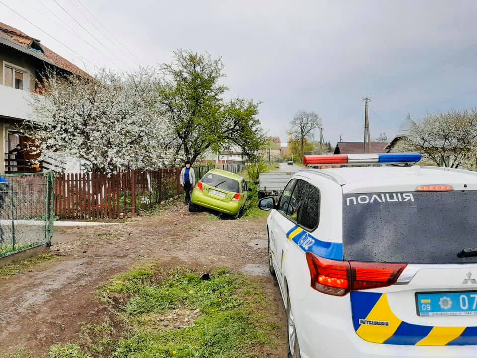 У Підпечерах п’янючий водій збив трьох дітей і втік з місця пригоди (ФОТО)