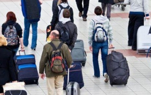 Чому українців не хочуть відпускати на заробітки і чи законно це