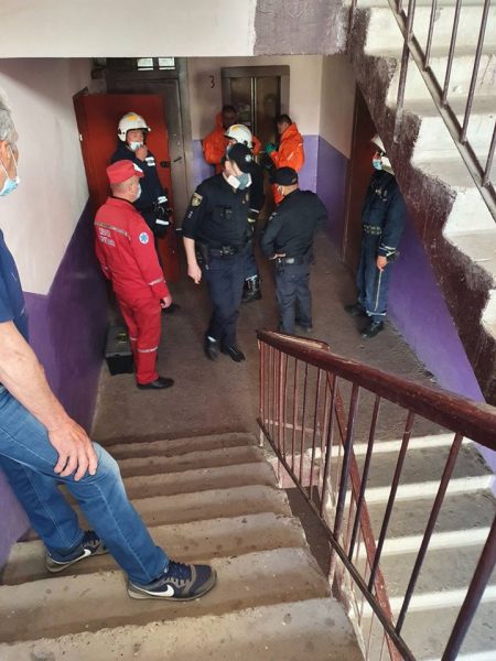 Через сміттєзвалище у помешканні франківка не могла вийти з квартири (фото)