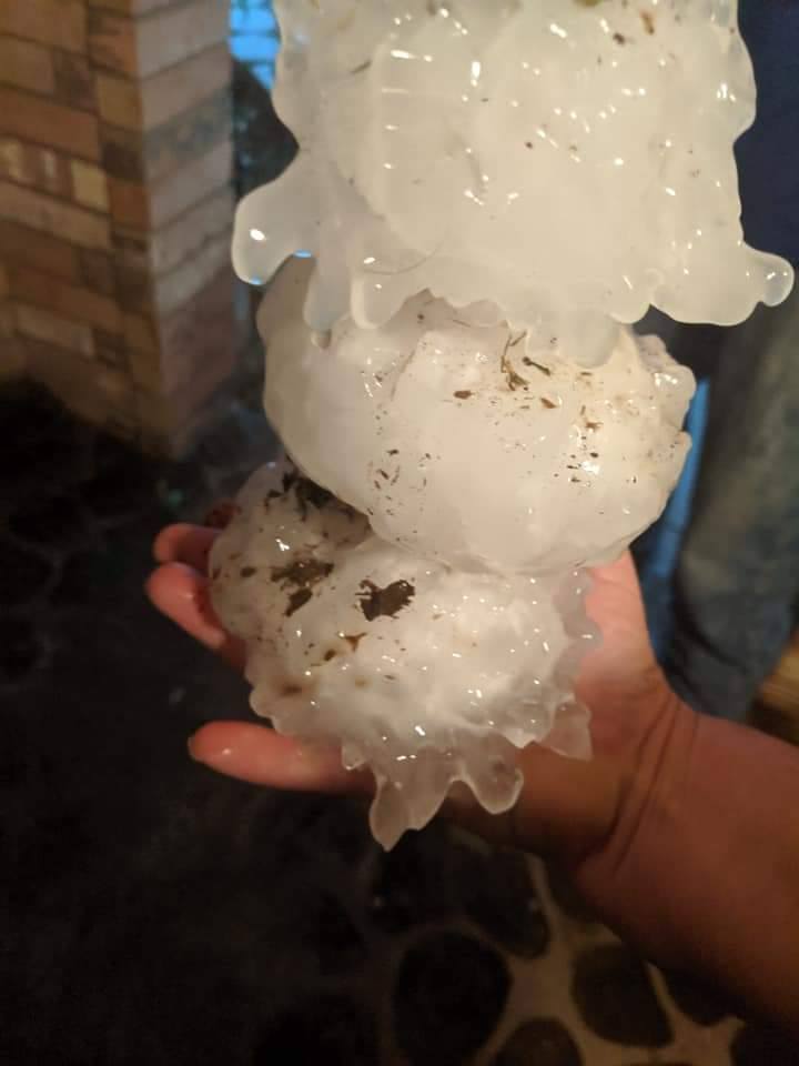 Розтрощив дахи, знищив городину, ледь не вбив: рекордний 20-сантиметровий град завалив цілий регіон (фото, відео)