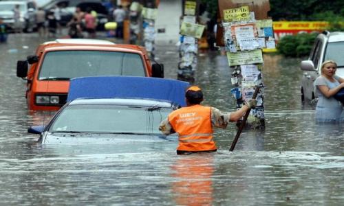 Нереальна картина: Київ просто поплив від зливи, затоплені метро, ​​а машини буквально пливуть. Відео