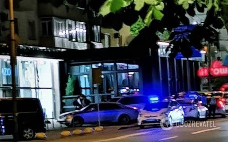 Бровари-2? В елітному районі Києва перестрілка, зібралися десятки осіб, багато поліції (фото)