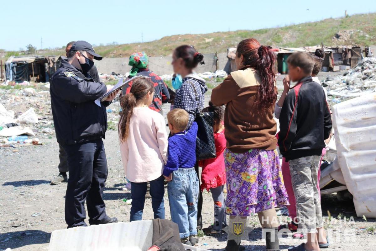 Поліція знайшла на херсонському звалищі 25 заробітчан, серед яких семеро дітей