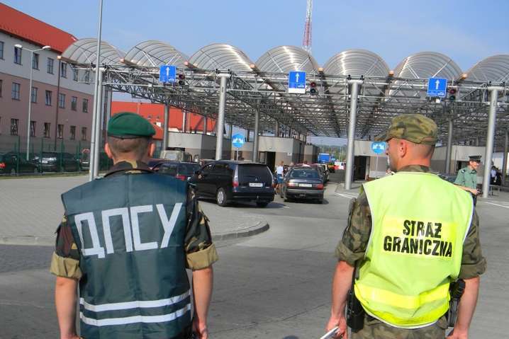 Відкриття пунктів пропуску з країнами ЄС: не всіх українців випускатимуть за кордон