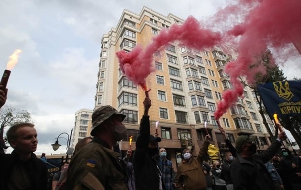 Паркан під будинком Зеленського обклеїли плакатами