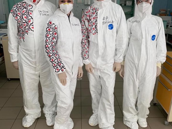 Медики львівської лікарні зробили із захисних костюмів вишиванки