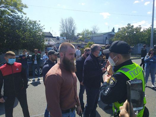“Натовчуть ї**ло”: в Одесі нардеп-“слуга” захищає “колону сєпарів” від патріотів, – активіст (фото)
