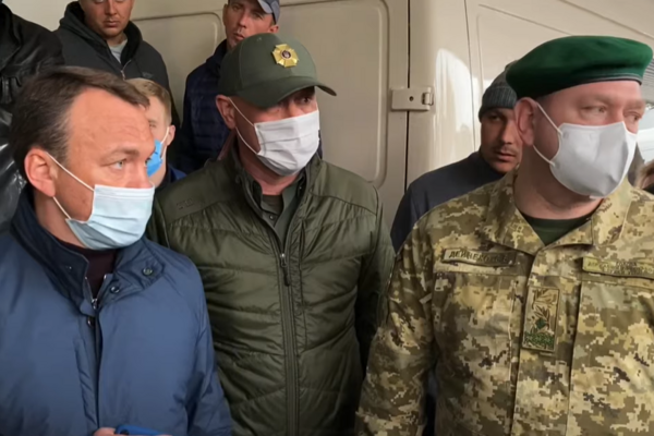 ВОДІЇ “ІТАЛІЙСЬКИХ БУСІВ” І МИТНИКИ “СТОРГУВАЛИСЯ” ДЛЯ РОЗБЛОКУВАННЯ КОРДОНУ. ВІДЕО