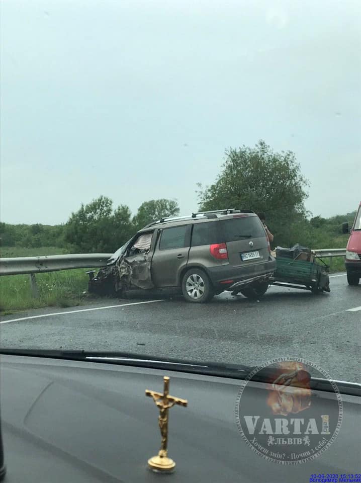 Все потрощено, авто відкинуло: під Львовом сталась масштабна ДТП за участі маршрутки і машини (фото)