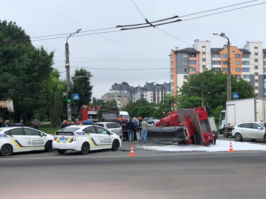 Аварія у Франківську: через зіткнення з легковиком перекинувся пожежний автомобіль (фото + відео)