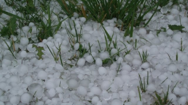 Засипало рясним градом і залило сильним дощем: на Львівщині “розгулялася” негода (відео)