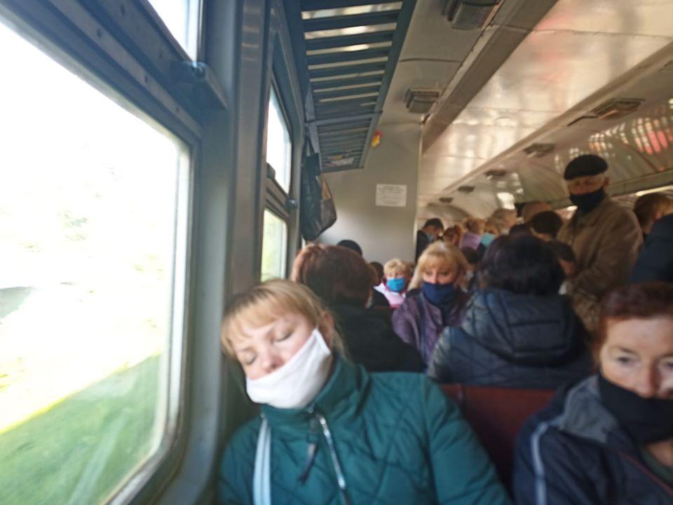 “Оселедеці в тамбурах”: мережу шокували фото переповнених вагонів приміських електричок на Київщині