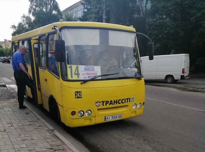 “Де таке написано, що я тебе повинен возити?”: на Київщині водій маршрутки образив доньку загиблого бійця ООС (фото)