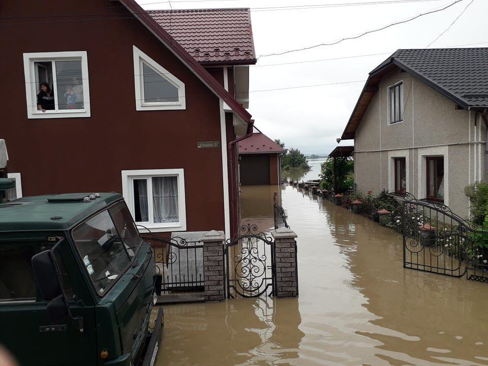 Паводки на Західній Україні: в уряді пояснили, як боротимуться з “великою водою”