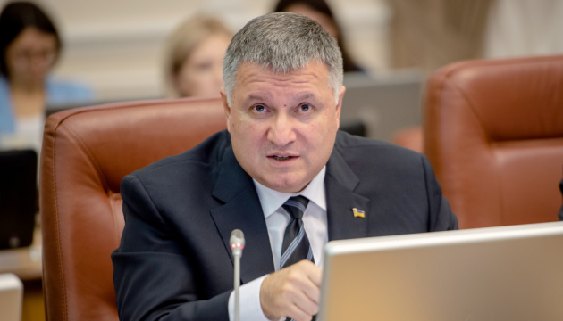 Гвалтували та били: поліцейські, які “боролись з коронавірусом”, отримали вдвічі більші премії, ніж медики