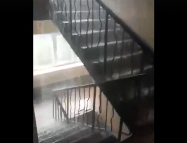 Киян накрило водоспадом просто у під’їзді – діряві дахи й убиті ливнiвки