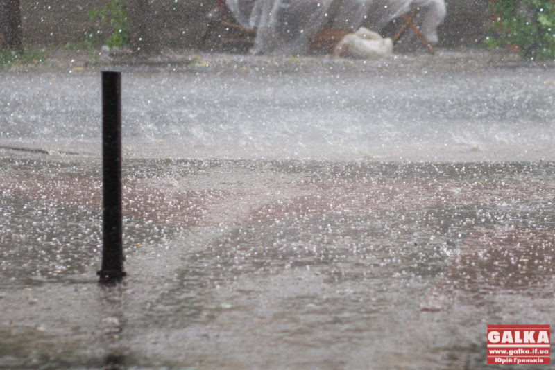 На Прикарпаття суне гроза з градом – “жовтий” рівень небезпеки