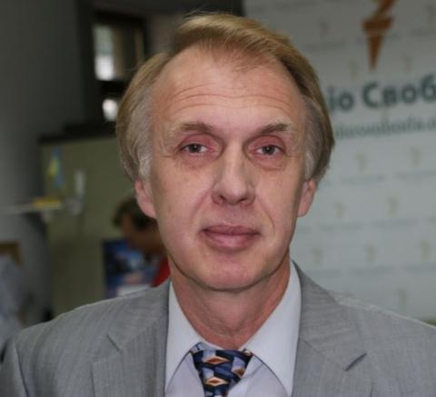 Маємо позбавляти українського громадянства тих, хто отримав російський паспорт – дипломат