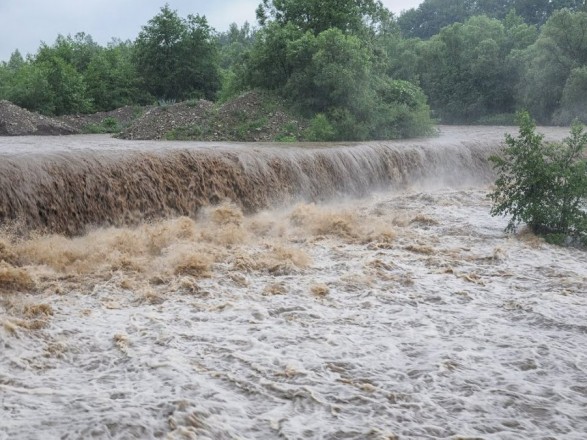 Укрзалізниця через надзвичайну ситуацію на Прикарпатті відмінила курсування 7 поїздів
