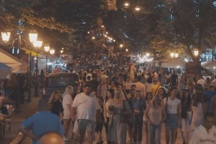 Де там той коронавірус? В Одесі люди масово порушують карантин (шокуюче відео)