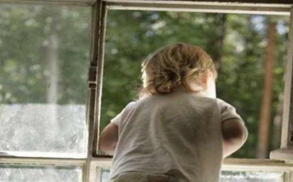 Дитина випала з вікна багатоповерхівки, поки батьків не було вдома