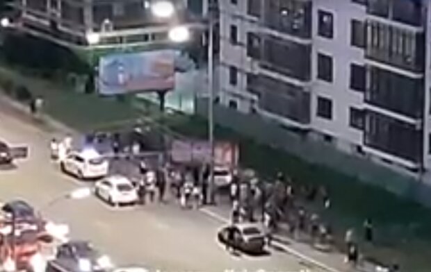 У Києві бухий шумахер зніс зупинку з людьми і прикинувся пасажиром – від суду Лінча врятувався дивом