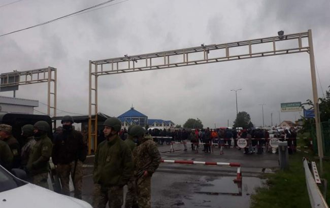 Буде кривава бійня: заробітчани на кордоні громлять авто прикордонників, перші деталі (відео)