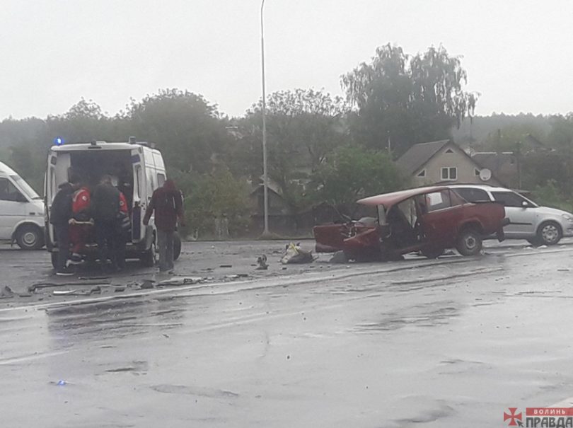 На Волині – масштабна ДТП: зіткнулись два легковики і бус. ФОТО