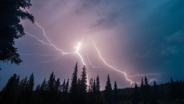 “Рятувала дітей, все повимикала і сіла біля розетки”: на Львівщині блискавка вдома вдарила молоду жінку