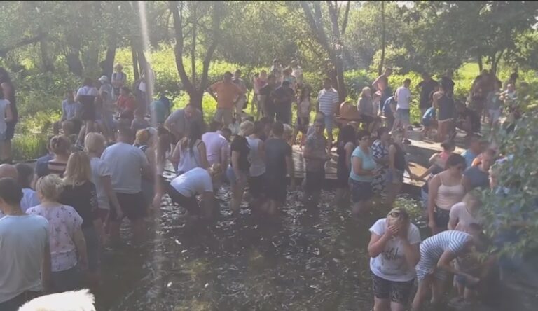 “Свята вода від коронавірусу”: на Львівщині в розпал пандемії люди влаштували масове купання (відео)