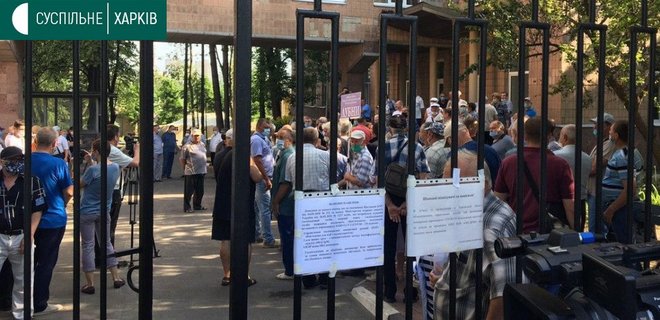 У Харкові влаштували бунт проти хворих на COVID-19: швидка з пацієнтом на ШВЛ ледве прорвалася в лікарню