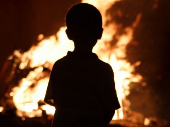 Дітям під час пожежі довелося стрибати з вікон – відео їх героїчного порятунку вражає