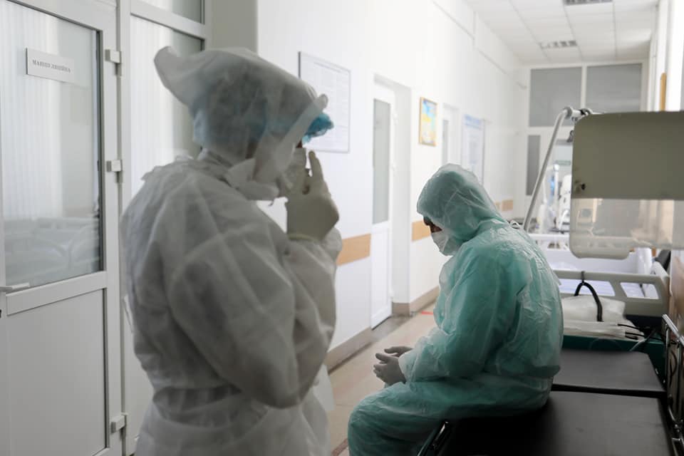 Помирав, а вони відправили, бо був заражений: лікарі “вбили” чоловіка, у якого стався інсульт