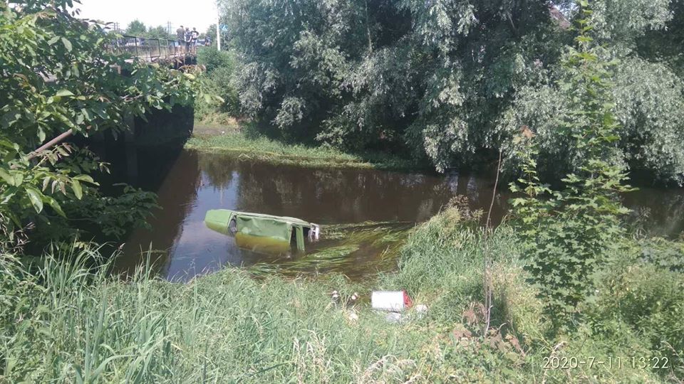 Після зіткнення з велосипедистом автомобіль з’їхав у річку: водій загинув