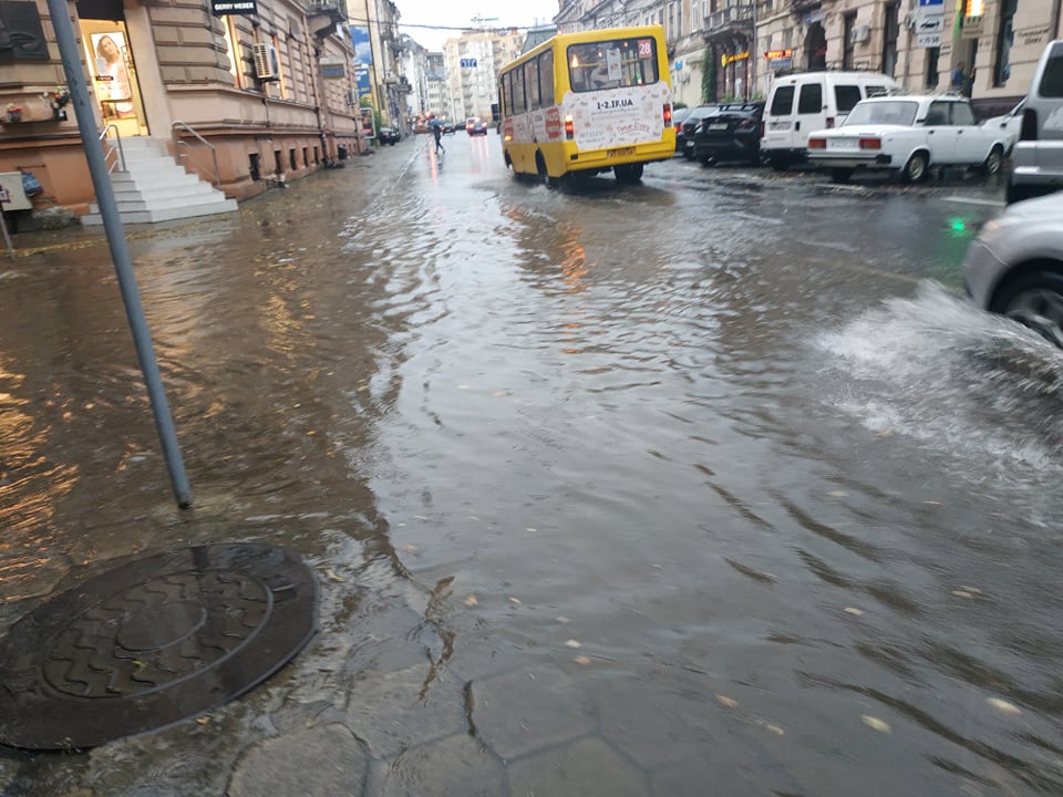 У Франківську сильна злива затопила вулицю Шевченка