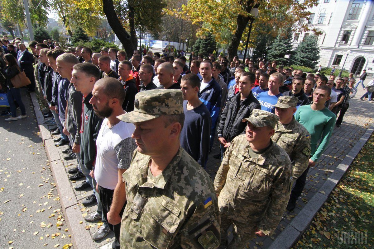 Не встиг вступити до вишу – служи: випускників шкіл забирають до армії, попри обіцянки уряду
