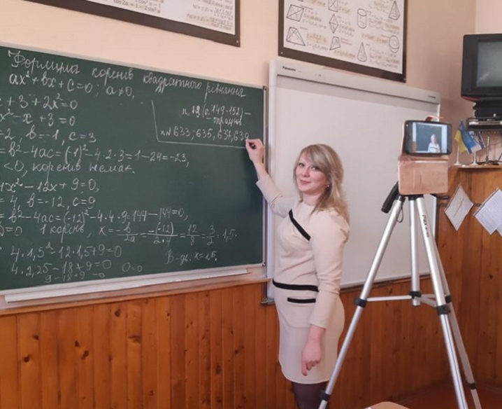 «Вчителі не працюватимуть у три зміни, вони просто підуть зі школи»: ризики дистанційного навчання