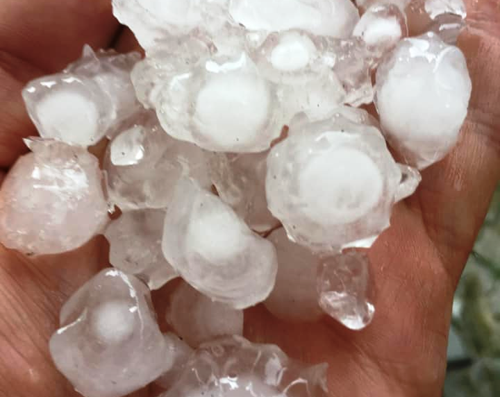 Дороги перетворилися на річки, землю усипав град: на Івано-Франківщині розбушувалася негода. Відео