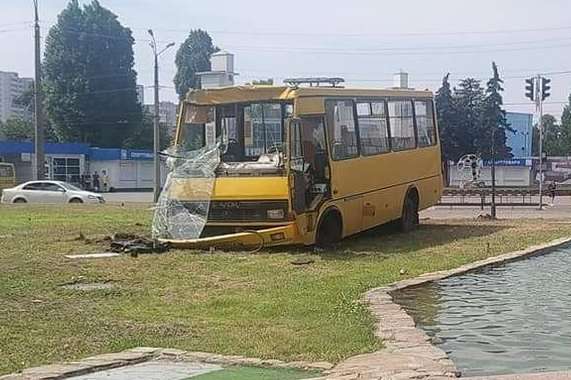 У Черкасах маршрутка протаранила пожежну машину, що їхала на виклик (відео)