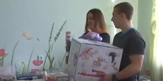 У Франківську породіллям впарюють папірці замість “пакету малюка” – ні підгузків, ні повзунців
