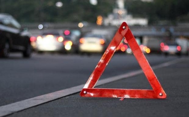“Тільки відгуляли весілля. Їхали на відпочинок”: на Львівщині п’яний зять судді на швидкості влетів у авто пари