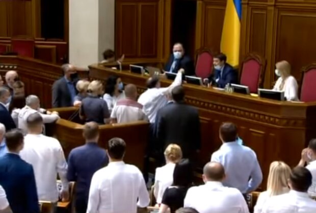 Партія Порошенка ламала меблі в Раді, щоб не допустити до українських вишів дітей з Донбасу