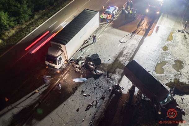 Зіткнулись лоб у лоб: у нічній ДТП в Дніпрі загинули дві людини, троє постраждали