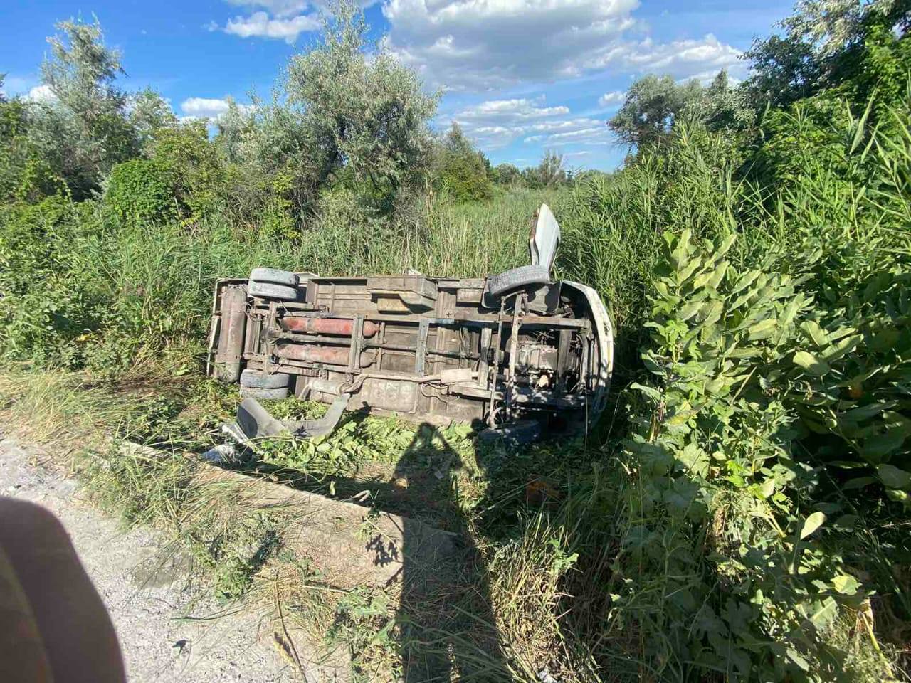 Під Дніпром перекинувся пасажирський автобус – водій втік