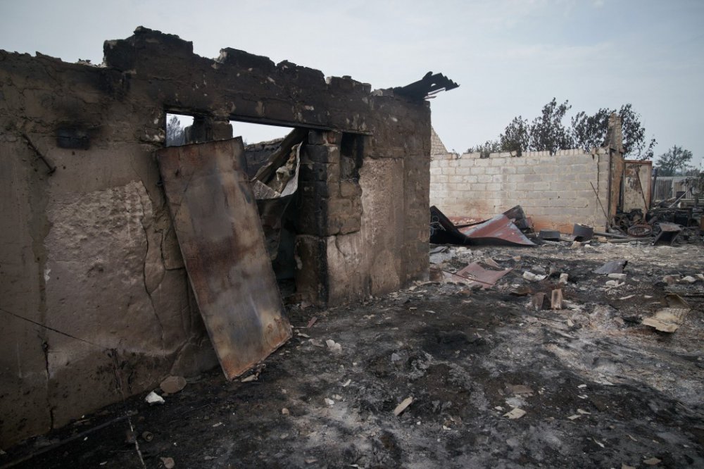 Згоріло ціле село: в мережі показали страшні наслідки масштабної пожежі на Луганщині (фото)