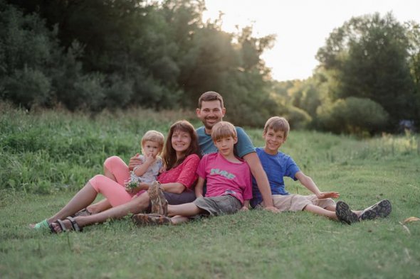 Щасливі та усміхнені: показали фото родини, яка загинула на Столичному шосе