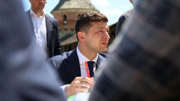 Від Зеленського вимагають терміново закрити кордон: “Наживається на крові…”